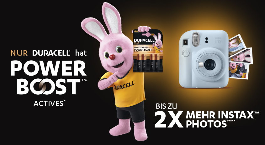 Das Duracell-Hase mit einer Batterie-Packung mit Power Boost und eine Sofortbildkamera, mit dem Hinweis auf doppelt so viele Instax™ Fotos.