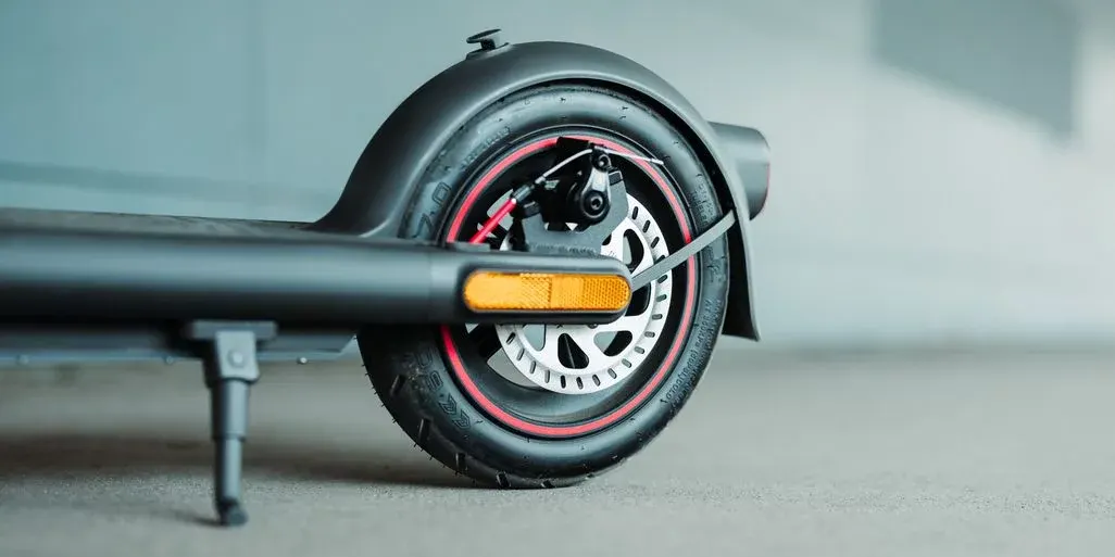 Auch das Gewicht eines E-Scooters spielt im Alltag eine wichtige Rolle.