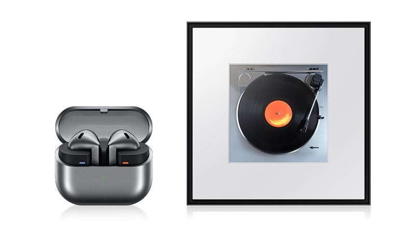 Dargestellt sind graue Ohrhörer in einem offenen Etui und ein gerahmtes Bild eines Schallplattenspielers mit einer schwarzen Schallplatte.