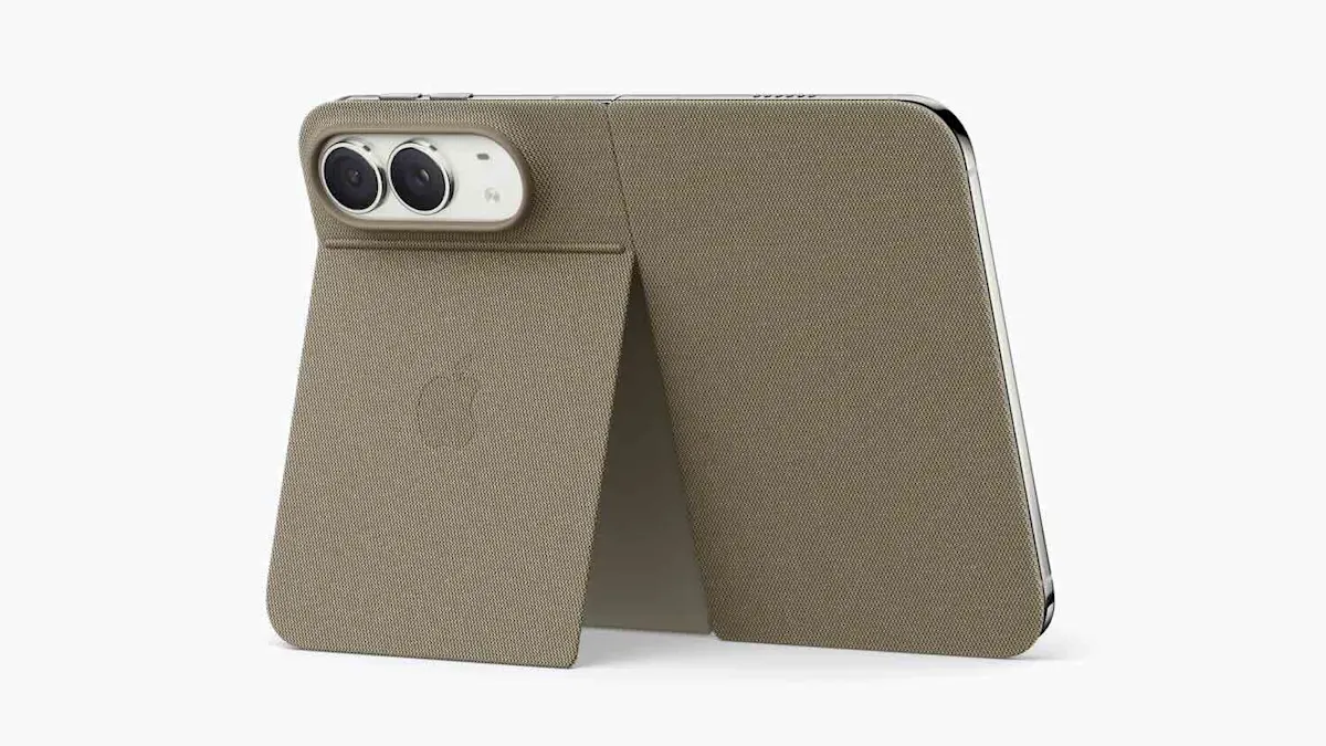 Das iPhone Duo mit Folio-Hülle und ausgeklapptem Standfuß.