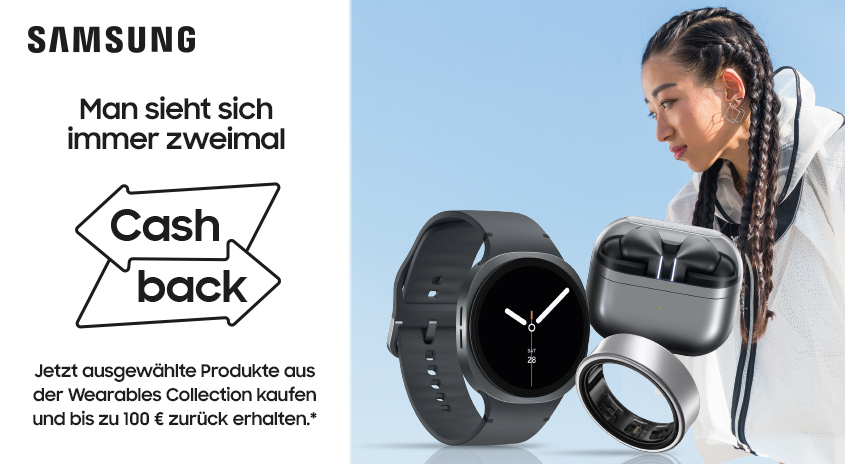 ein junge Frau mit 2 geflochtenen Zöpfen mit weisser Jacke beugt sich über eine Galaxy Smartwatch, Galaxy Ring und Galaxy Buds. Blauer Hintergrund-daneben steht: Man sieht sich immer 2mal- Cashback.