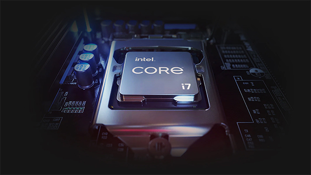 Nahaufnahme eines Intel Core i7-Prozessors auf einer Hauptplatine, umgeben von elektronischen Bauteilen.