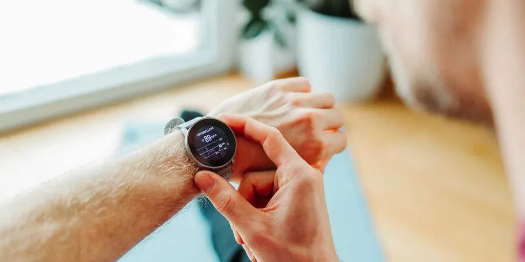 Smartwatch am Handgelenk zeigt Herzfrequenz