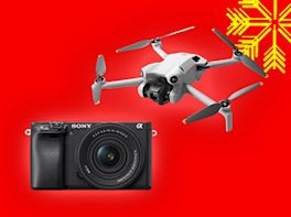 Kamera und Drohne auf rotem Hintergrund, dekoriert mit gelber Schneeflocke in der Ecke.