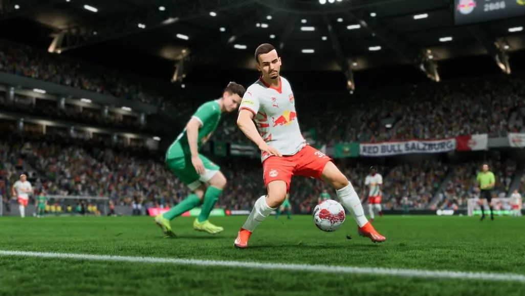 Spieler von Red Bull Salzburg schirmt den Ball vor einem Gegenspieler im grünen Trikot ab