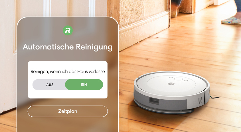 Ein weißer Saugroboter auf Holzboden, neben einem Menü mit der Aufschrift "Automatische Reinigung" und der Option "Reinigen, wenn ich das Haus verlasse".