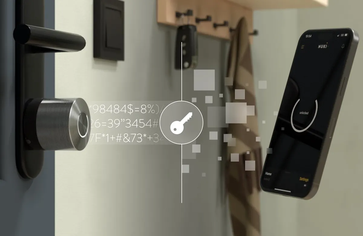 Illustration zur Ende-zu-Ende-Verschlüsselung zeigt links eine Tür mit einem Smart Lock von Nuki, aus dem stilisierter Code zu einem Schlüssel in der Mitte strömt. Rechts ist ein Smartphone mit geöffneter Nuki-App, das die Signale empfängt.