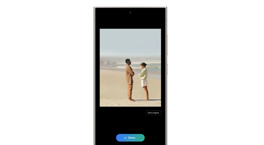 Ein Smartphone mit einer Bildbearbeitungs-App geöffnet, die ein Foto von zwei Personen an einem Strand zeigt.