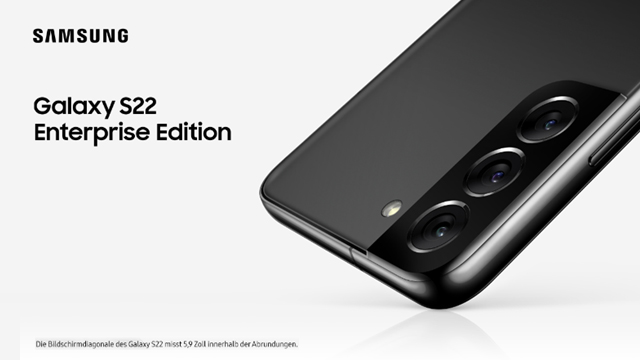 Schwarzes Samsung Galaxy S22 Enterprise Edition, Rückseite mit drei Kameraobjektiven, vor einem hellen Hintergrund.