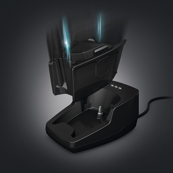 Ein schwarzes Ladegerät mit Kabel und blauen Lichtern auf dunklem Hintergrund.