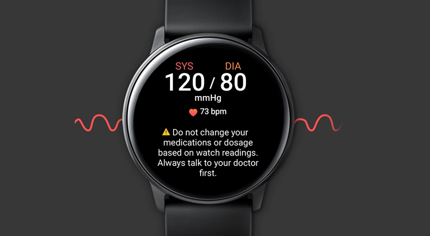 Eine Smartwatch mit schwarzem Armband zeigt Blutdruck 120/80 mmHg und Puls 73 bpm an. Rote Wellenlinien und ein Warnhinweis sind sichtbar.