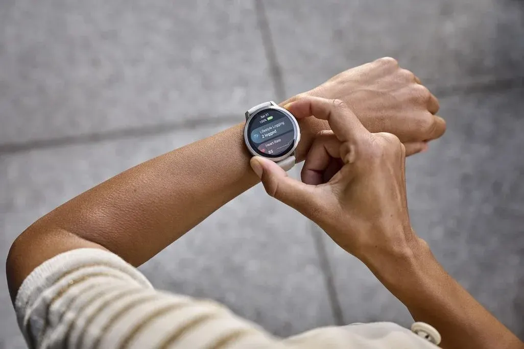 Person sieht auf Fitness Uhr