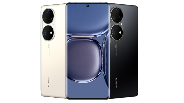 Drei Smartphones stehen nebeneinander: weiß, blau mit Muster auf dem Bildschirm und schwarz. Jedes hat zwei große Kameras.