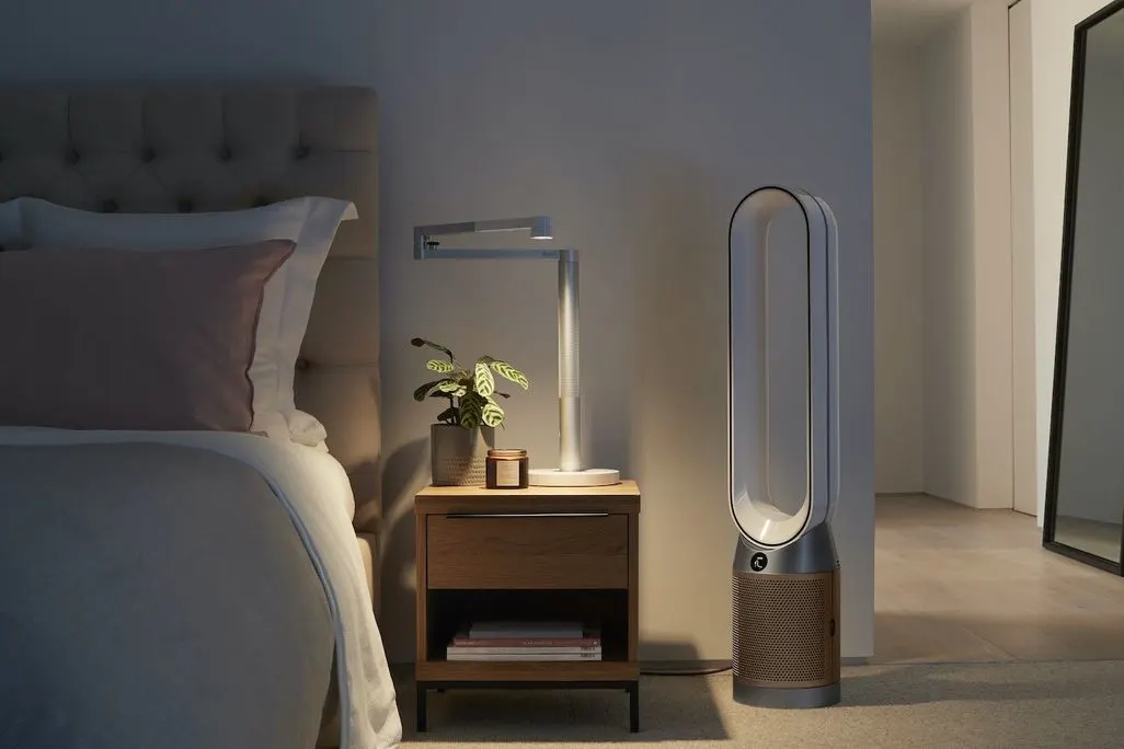 Modernes Schlafzimmer mit Nachttischlampe und Dyson Luftreiniger