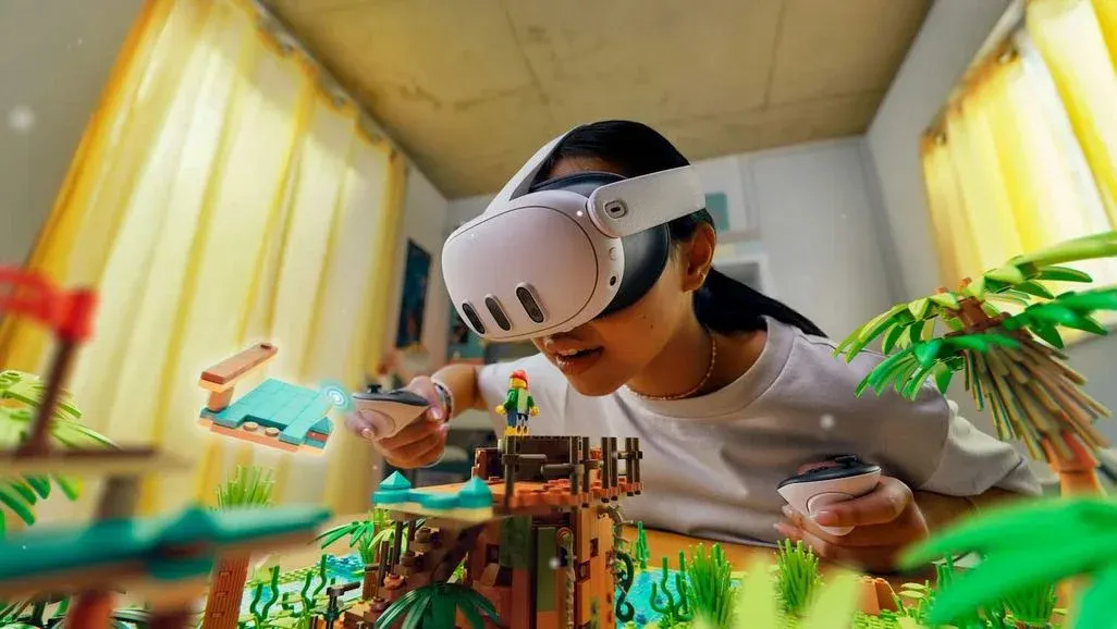 Mädchen trägt eine Meta Quest 3 und spielt mit virtuellen Legoblöcken in einem Zimmer.