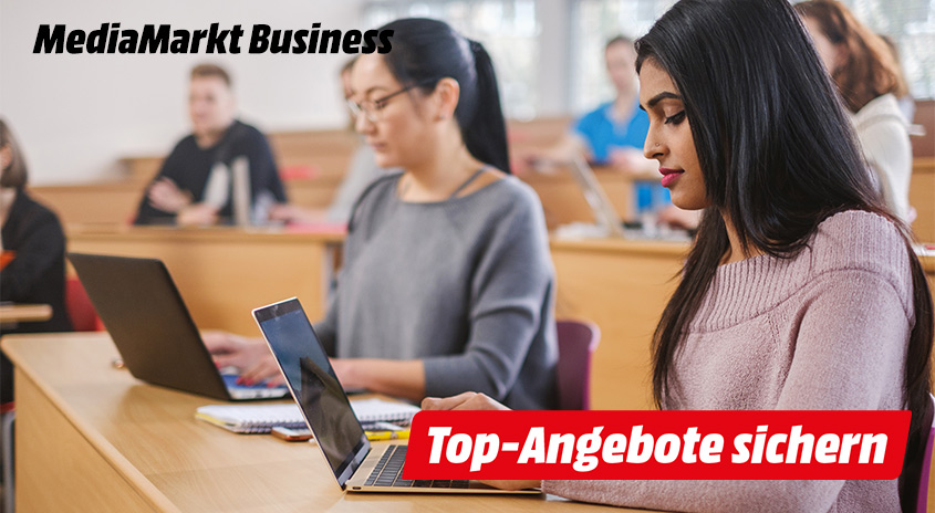 Studenten sitzen mit ihren Notebooks im Hörsaal. Daneben befinden sich die Schriftzüge "MediaMarkt Business" und "Top-Angebote sichern"
