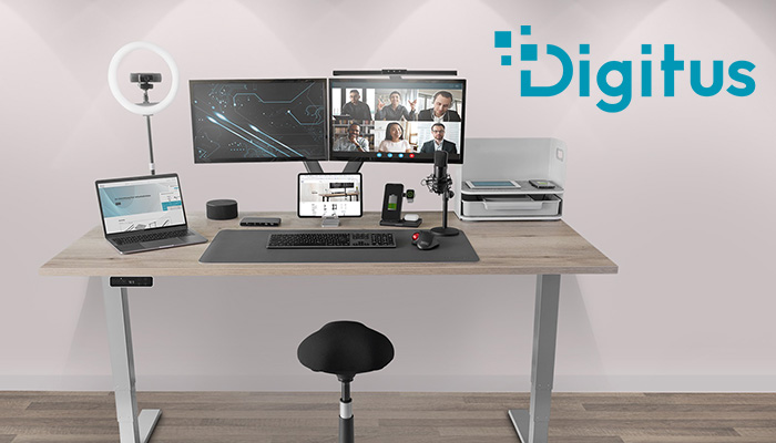 Ein Arbeitsplatz mit elektrisch höhenverstellbarem Tisch, Laptop, Webcam, 2 Bildschirmen, Smartphone, Tablet und Drucker. Rechts unten befindet sich das Logo von Digitus.