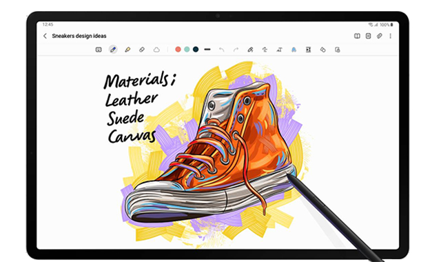 Ein Tablet zeigt ein orangefarbenes Turnschuhdesign mit der Aufschrift "Materialien: Leder, Wildleder, Canvas" und einem Stift.