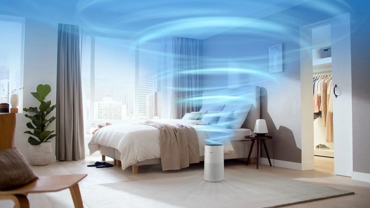 Ein Luftreiniger steht im Schlafzimmer - blaue Kreise zeigen die Bewegung der Luft.