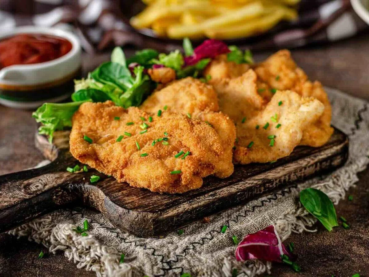 Wiener Schnitzel in der Heißluftfritteuse: Kann man mit erstens Semmelbrösel, zweitens Panko und darüber hinaus auch Cornflakes panieren.