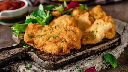 Wiener Schnitzel in der Heißluftfritteuse: Kann man mit erstens Semmelbrösel, zweitens Panko und darüber hinaus auch Cornflakes panieren.