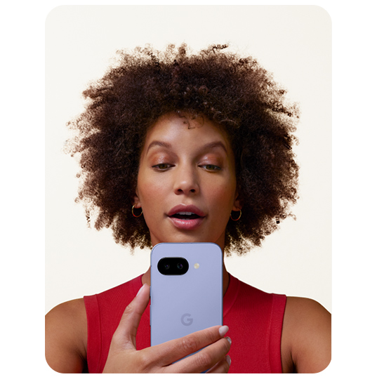 Eine Nahaufnahme eines lila Telefons mit einer schwarzen Kamera auf der Oberseite vor einem weißen Hintergrund.