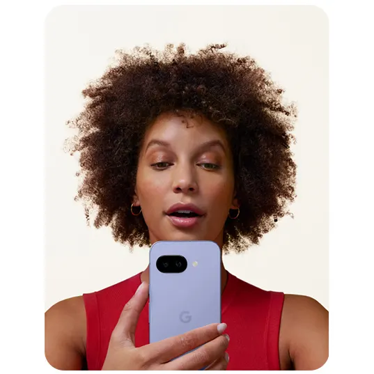 Eine Nahaufnahme eines lila Telefons mit einer schwarzen Kamera auf der Oberseite vor einem weißen Hintergrund.