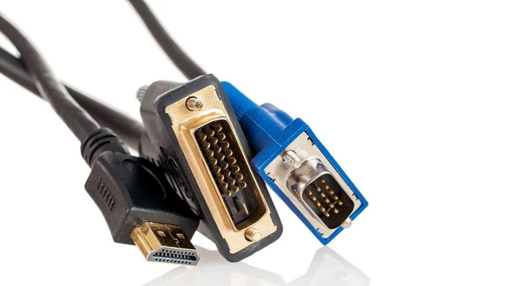 Verschiedene Videokabel - HDMI, DVI und VGA-Anschlüsse in Nahaufnahme.