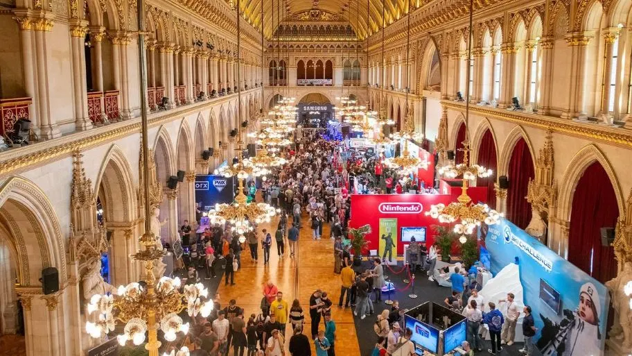 Viele Menschen besuchen die Game City im Wiener Rathaus mit Ständen von bekannten Marken wie Nintendo und Samsung.