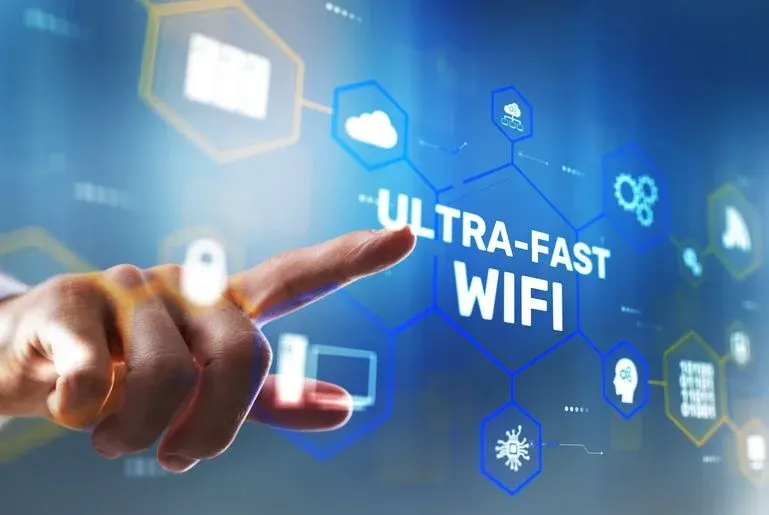 Zeigefinger an einer Hand zeigt auf den Schriftzug "Ultra Fast WiFi", der in einen Raster an Symbolen eingebettet ist.