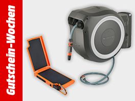 Werbebanner zu den Gutschein-Wochen mit zwei Produkten vor grauem Hintergrund: Wandmontierte automatische Gartenschlauchbox und tragbares, orange eingefasstes Solarpanel-Ladegerät.