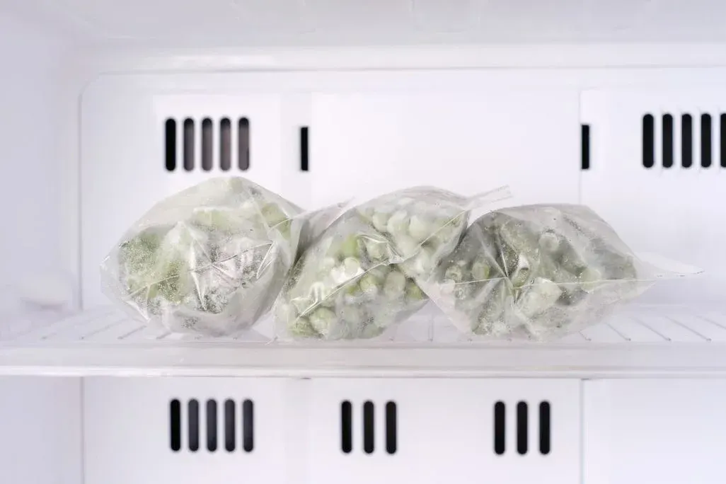 Spargel abgepackt in Gefrierbeutel im Gefrierfach. 