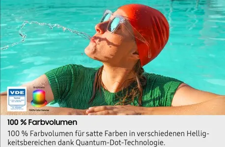 eine Frau mit Badehaube T-Shirt und Sonnenbrille im Pool