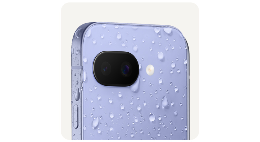 Nahaufnahme eines lavendelfarbenen Mobiltelefons mit Wassertropfen, schwarzer Kamera und Blitz auf weißem Hintergrund.