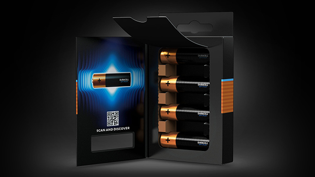Eine geöffnete, schwarze Duracell Batteriepackung mit Batterien und QR-Code auf der Innenseite.
