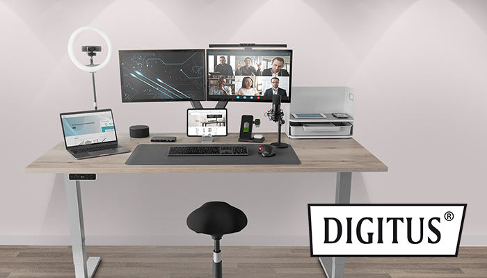 Ein Arbeitsplatz mit elektrisch höhenverstellbarem Tisch, Laptop, Webcam, 2 Bildschirmen, Smartphone, Tablet und Drucker. Rechts unten befindet sich das Logo von Digitus.