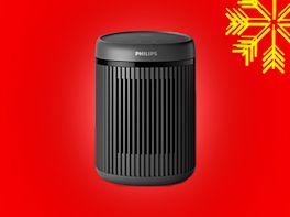 Heizlüfter auf rotem Hintergrund, dekoriert mit gelber Schneeflocke in der Ecke.