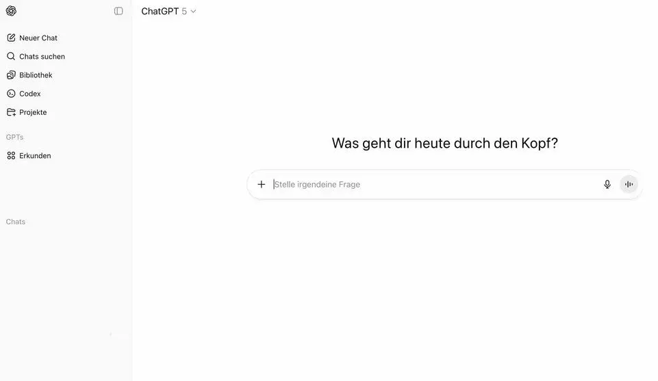 Screenshot der ChatGPT-Weboberfläche im hellen Design. In der Mitte steht die Frage „Was geht dir heute durch den Kopf?“ Darunter ein breites Eingabefeld mit Plus‑Symbol links sowie Mikrofon- und Wellenform-Icons rechts. Links befindet sich eine Seitenleiste mit Punkten wie Neuer Chat, Chats suchen, Bibliothek, Codex, Projekte und unter „GPTs“ der Link „Erkunden“. Darunter der Abschnitt „Chats“ (leer).