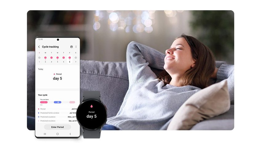Eine Frau entspannt auf einem Sofa; ein Smartphone und eine Smartwatch zeigen eine Zyklus-Tracking-App an.