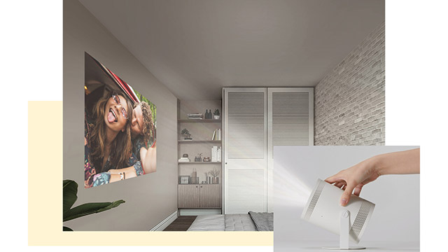 Samsung Beamer projiziert Foto an eine Wand.