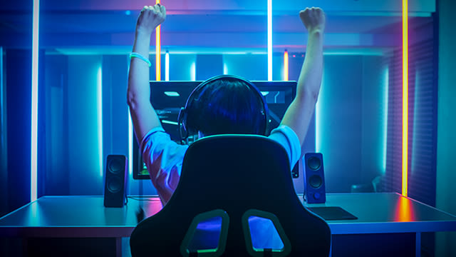 Gaming Setup, Spieler sitzt vor Monitor, Lifestyle Bild