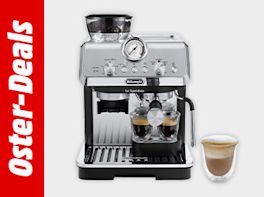 Bild mit grauem Hintergrund. Links davon steht "Oster-Deals" in weißer Schrift vor rotem Hintergrund. Rechts davon ein Kaffeevollautomat