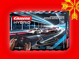 Carrera Hybrid Autorennbahn‑Set in Originalverpackung auf rotem Hintergrund, dekoriert mit gelber Schneeflocke in der Ecke.