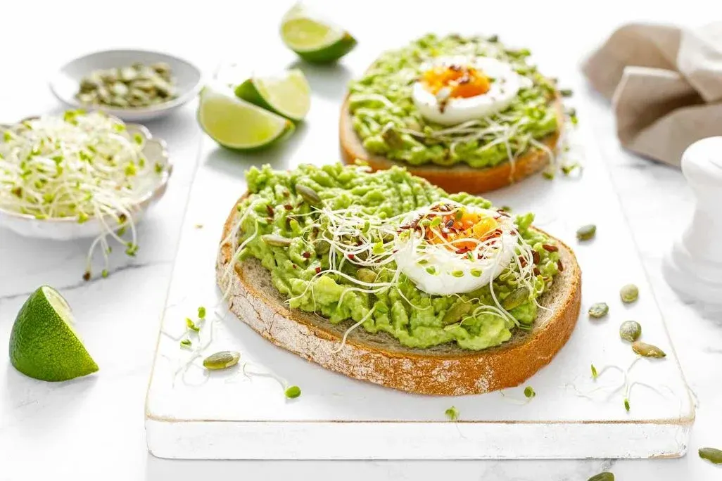 Bild von einem Brot mit Avocado-Zitronen-Aufstrich mit Frischkäse und Dill