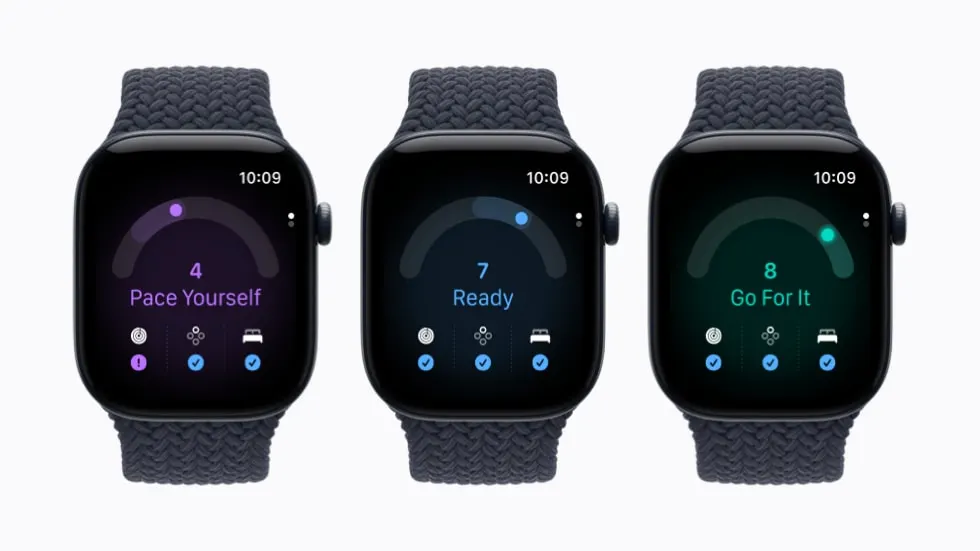 Drei Apple Watches nebeneinander, die die Tagesform-App anzeigen. Rechts: Stufe 4 "Pace Yourself", Mitte: Stufe 7 "Ready", Links: Stufe 8 "Go For It".