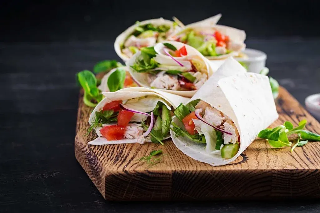 Avocado-Rezepte: Avocado-Wraps mit Huhn und Gemüse