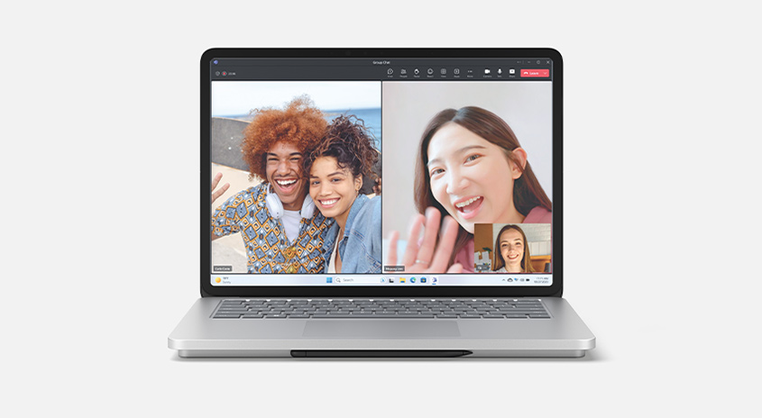 Ein Laptop zeigt einen Videoanruf mit drei Personen. Zwei Personen befinden sich im Freien, eine in einem Raum.