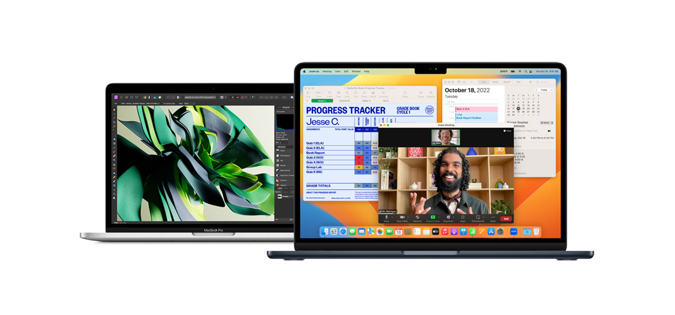 Zwei MacBooks stehen nebeneinander. Der Bildschirm des rechten zeigt eine Videokonferenz und eine Tabellenkalkulation.