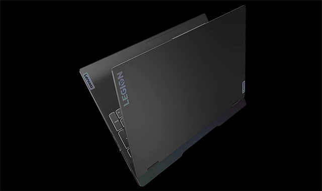 Ein schwarzer Lenovo Legion Laptop ist leicht geöffnet vor einem dunklen Hintergrund zu sehen.