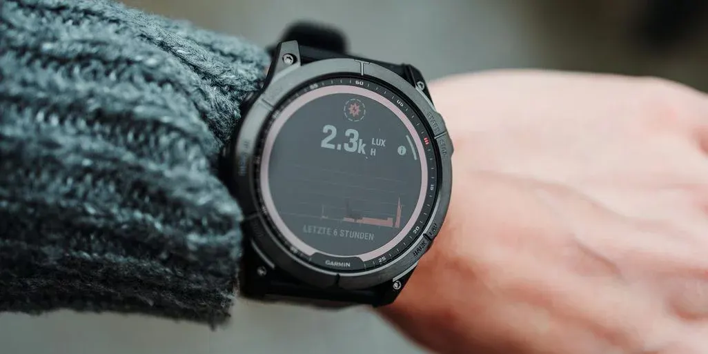 Garmin Fenix 7 am Handgelenk zeigt Ladung durch Sonnenenergie in letzten 6 St